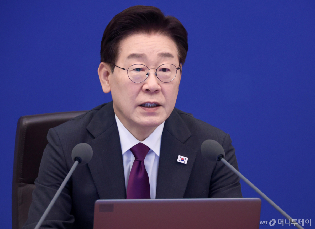 (서울=뉴스1) 이재명 기자 = 이재명 대통령이 21일 청와대에서 열린 수석보좌관회의에서 발언을 하고 있다. (청와대통신사진기자단) 2026.5.21/뉴스1 Copyright © 뉴스1. All rights reserved. 무단 전재 및 재배포, AI학습 이용 금지. /사진=(서울=뉴스1) 이재명 기자
