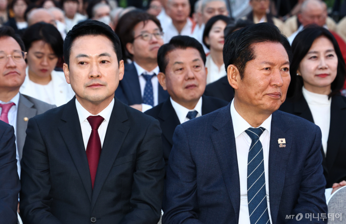 장동혁 국민의힘 대표와 정청래 더불어민주당 대표가 30일 오후 서울 여의도 국회에서 열린 '국회정각회 부처님오신날 봉축점등식'에서 참석해 있다./사진=뉴시스