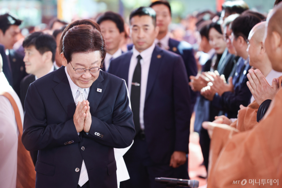 [서울=뉴시스] 최동준 기자 = 이재명 대통령이 24일 서울 종로구 조계사에서 열린 불기 2570년 부처님오신날 봉축법요식에 입장하고 있다. (청와대통신사진기자단) 2026.05.24. photocdj@newsis.com /사진=최동준