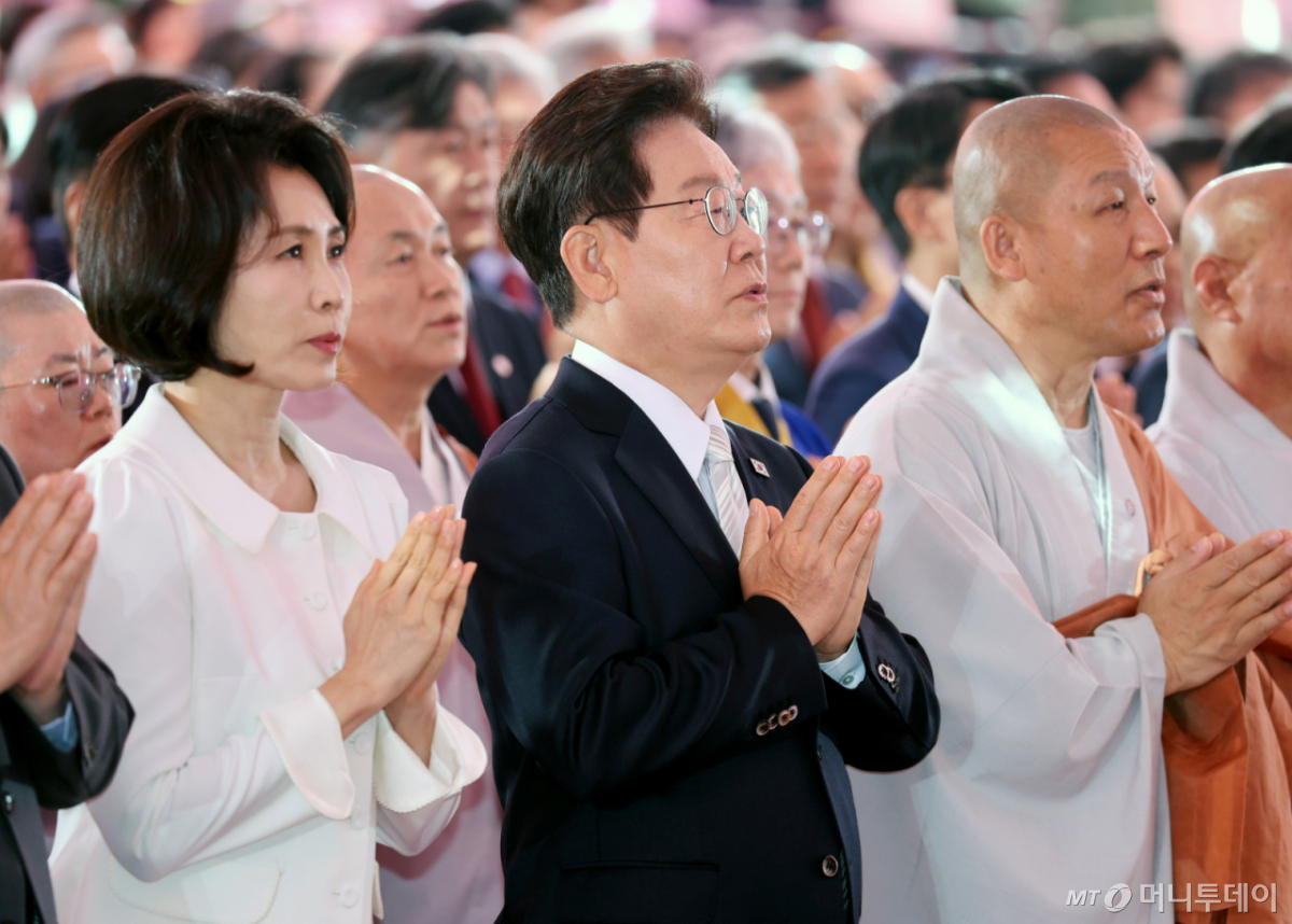 (서울=뉴스1) 이재명 기자 = 이재명 대통령과 김혜경 여사가 24일 서울 종로구 조계사에서 열린 불기 2570년 부처님오신날 봉축법요식에서 합장하고 있다. 2026.5.24/뉴스1 Copyright © 뉴스1. All rights reserved. 무단 전재 및 재배포, AI학습 이용 금지. /사진=(서울=뉴스1) 이재명 기자