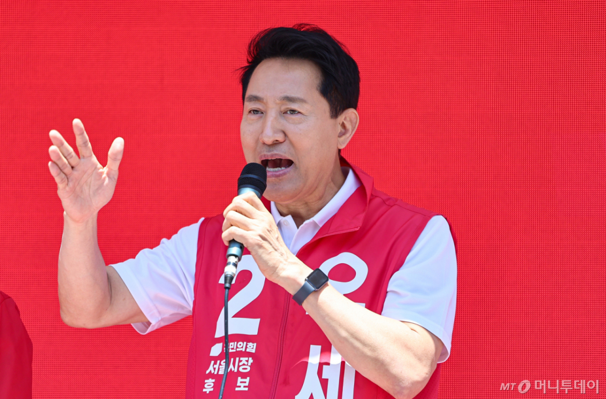 오세훈 국민의힘 서울시장 후보가 22일 서울 성동구 성원중학교 사거리 인근에서 지지를 호소하고 있다./사진=뉴스1
