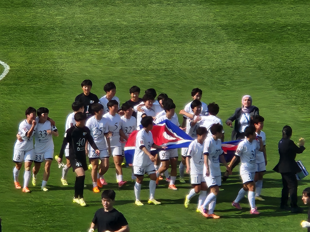 우승 직후 인공기를 들고 경기장을 도는 내고향여자축구단. /사진=박건도 기자