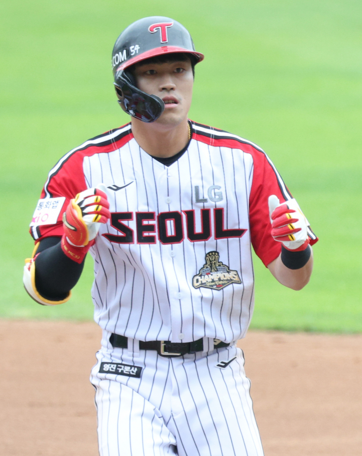 2026 신한 SOL KBO리그 LG 트윈스 대 NC 다이노스 경기가 3일 서울 잠실야구장에서 열렸다. LG 천성호가 3회말 2사 1,2루에서 1타점 적시타를 날리고 출루한 후 세리머니를 하고 있다. /사진=김진경 대기자