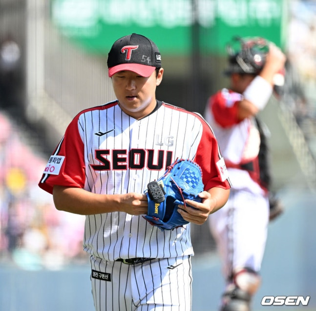 LG 송승기가 24일 잠실 키움전 4회초 김진수와 교체되고 있다.