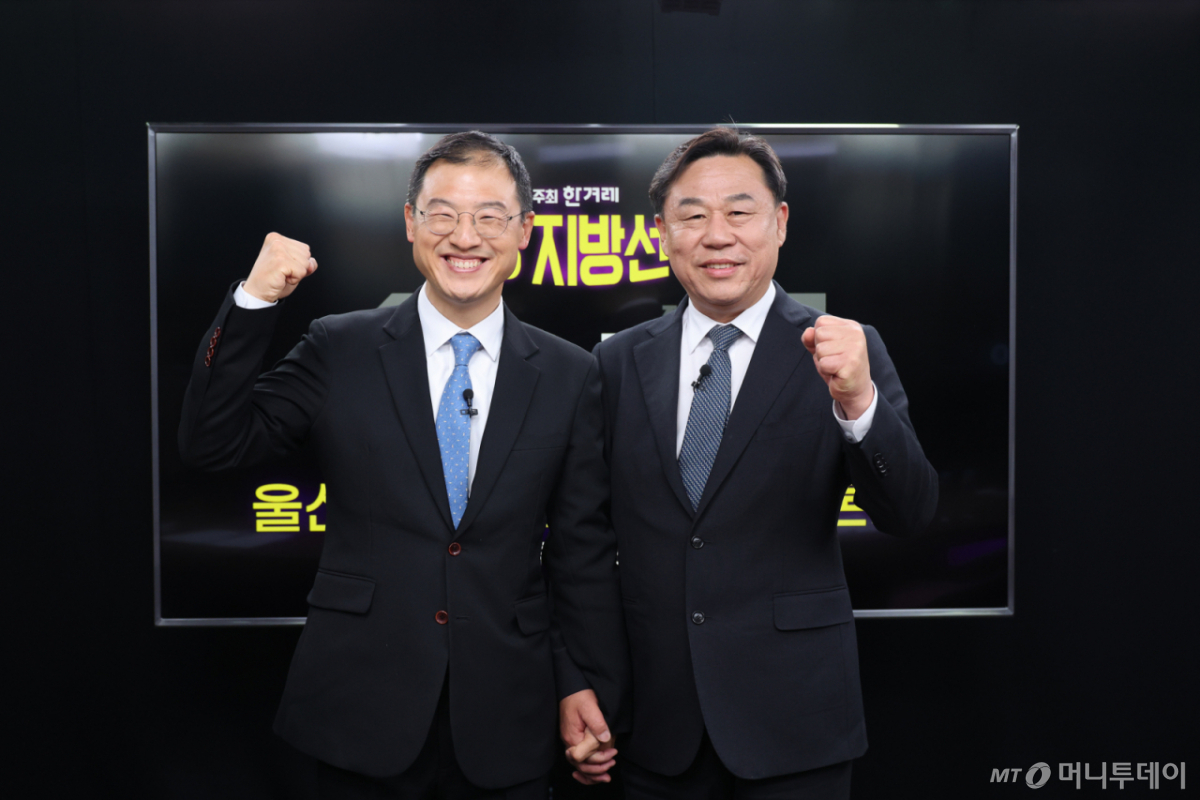 더불어민주당 김상욱(왼쪽), 진보당 김종훈 울산시장 후보가 20일 서울 마포구 공덕동 한겨레신문사 스튜디오에서 열린 6·3 지방선거 울산시장 후보 단일화 토론회에 앞서 기념 촬영을 하고 있다. /사진=뉴스1
