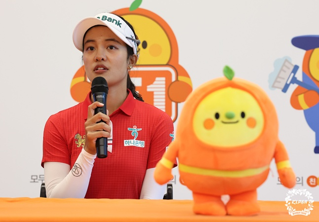 짜라위 분짠이 24일 경기 여주시 페럼클럽(파72)에서 열린 KLPGA 투어 E1 채리티 오픈(총상금 10억원)에서 우승을 차지한 뒤 기자회견에서 소감을 밝히고 있다. /사진=KLPGT 제공