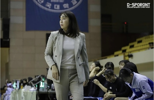 경기를 지켜보는 백지은 단국대 감독. /사진=단국대 여자농구부 SNS