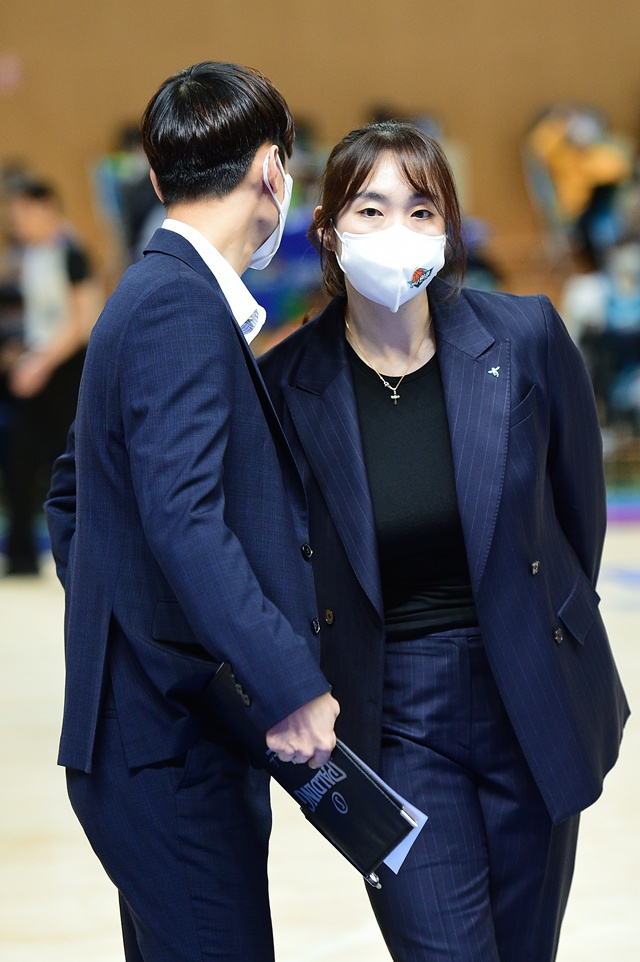 백지은 감독(오른쪽). /사진=WKBL 제공