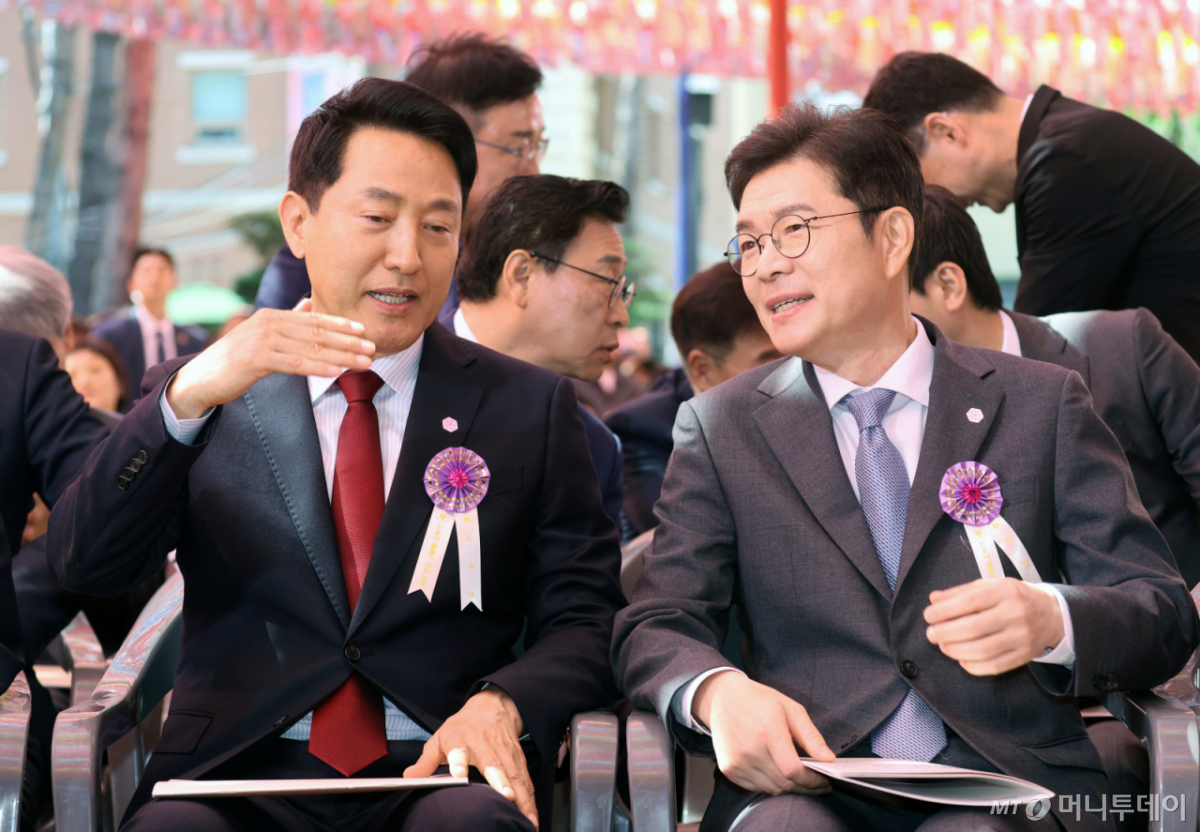 (서울=뉴스1) 이재명 기자 = 정원오 더불어민주당 서울시장 후보(오른쪽)와 오세훈 국민의힘 서울시장 후보가 24일 서울 종로구 조계사에서 열린 불기 2570년 부처님오신날 봉축법요식에 참석해 대화하고 있다. 2026.5.24/뉴스1 Copyright © 뉴스1. All rights reserved. 무단 전재 및 재배포, AI학습 이용 금지. /사진=(서울=뉴스1) 이재명 기자