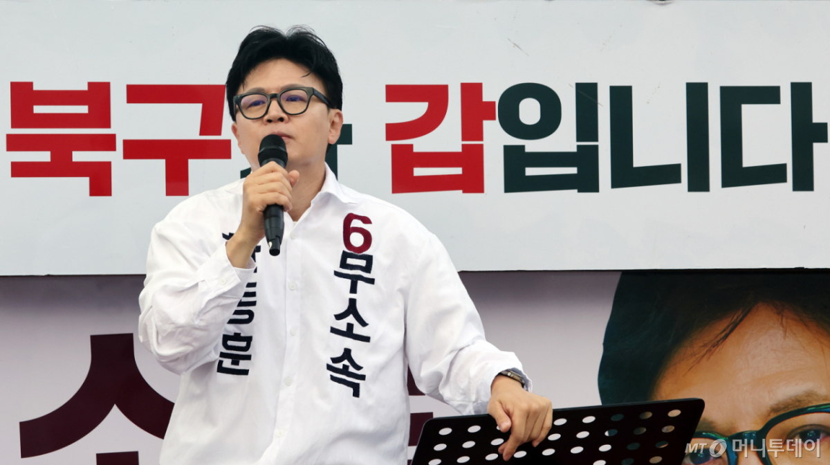 [부산=뉴시스] 하경민 기자 = 한동훈 부산 북구갑 국회의원 보궐선거 무소속 후보가 22일 오전 부산 북구 구남교차로에서 출근길 시민들에게 인사하며 지지를 호소하고 있다. 2026.05.22. yulnetphoto@newsis.com /사진=하경민