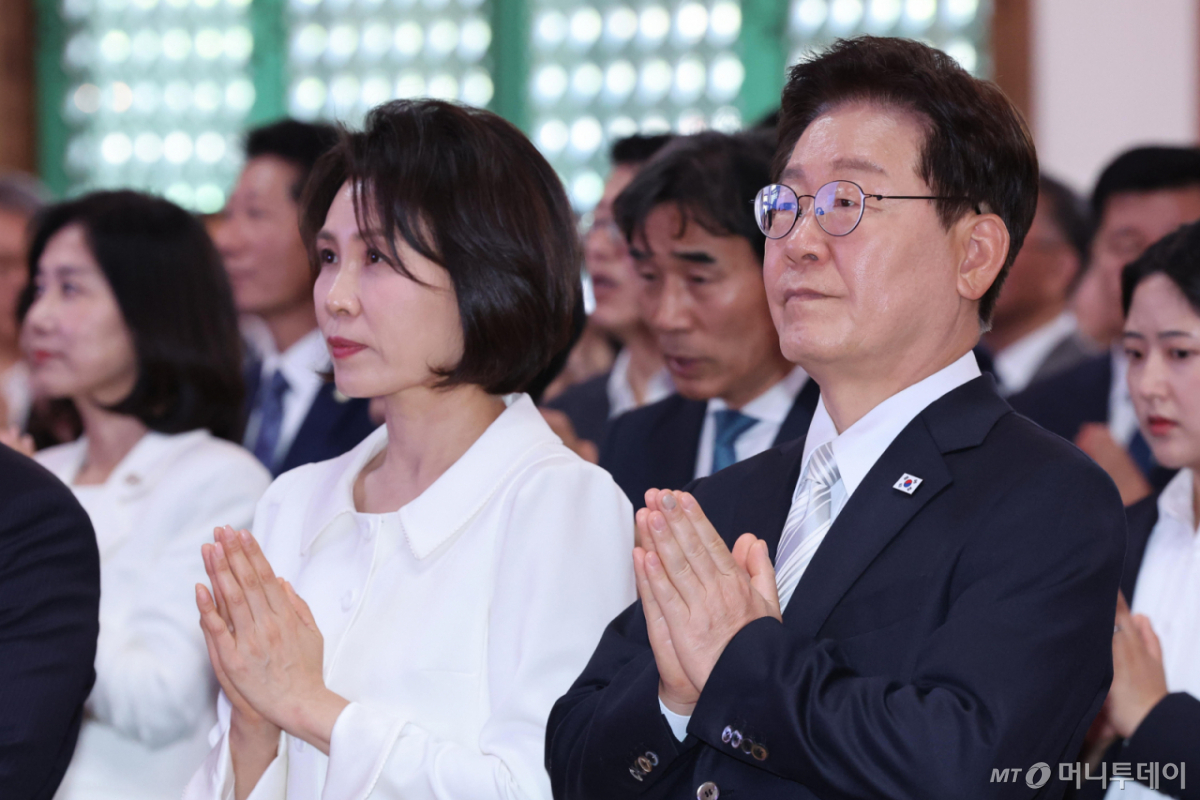 (양주=뉴스1) 이재명 기자 = 이재명 대통령과 김혜경 여사가 24일 경기도 양주시의 한 사찰에서 열린 불기 2570년 부처님오신날 봉축법요식에서 합장하고 있다. (청와대통신사진기자단) 2026.5.24/뉴스1 Copyright © 뉴스1. All rights reserved. 무단 전재 및 재배포, AI학습 이용 금지. /사진=(양주=뉴스1) 이재명 기자
