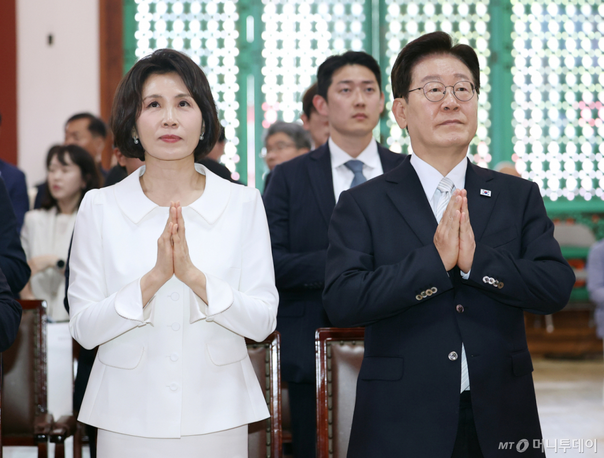 [양주=뉴시스] 최동준 기자 = 이재명 대통령과 김혜경 여사가 24일 경기 양주시 한 사찰에서 열린 불기 2570년 부처님오신날 봉축법요식에서 합장하고 있다. (청와대통신사진기자단) 2026.05.24. photocdj@newsis.com /사진=최동준