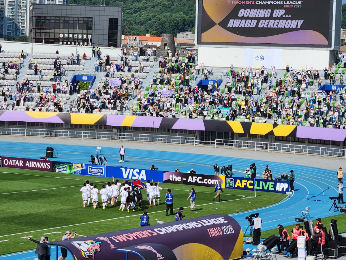 내고향여자축구단(왼쪽 아래)이 인공기를 들고 뛰어가자 공동응원단(오른쪽)이 환호하고 있다. /사진=박건도 기자