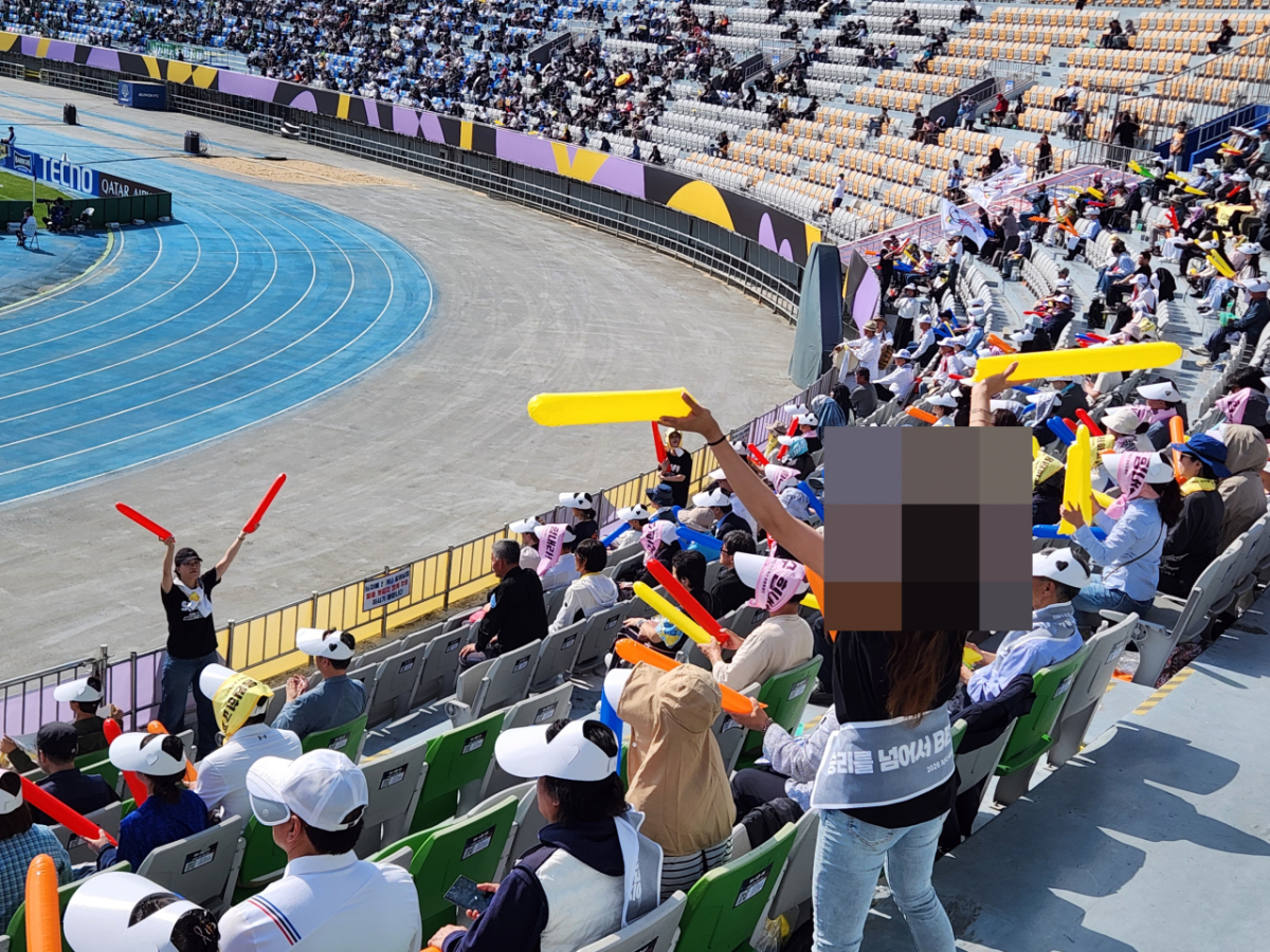 내고향여자축구단 관중석. 치어리더 및 응원단까지 대동해 응원하는 모습. /사진=박건도 기자