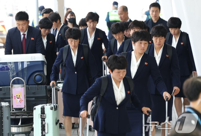 AFC 챔피언스리그에서 우승한 북한 내고향여자축구단 선수들이 24일 오후 인천국제공항 1터미널에 도착해 이동하고 있다. /사진=뉴스1