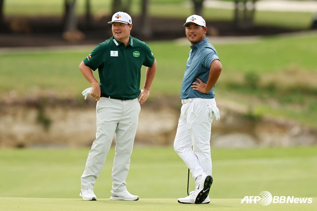 김시우(오른쪽)가 24일 미국 텍사스주 매키니 TPC 크레이그 랜치(파71)에서 열린 미국프로골프(PGA) 투어 CJ컵 바이런 넬슨(총상금 1030만달러) 3라운드에서 임성재와 미소를 지으며 대화를 하고 있다. /AFPBBNews=뉴스1