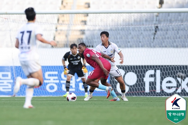 경기에 집중하는 용인FC 가브리엘(가운데). /사진=한국프로축구연맹 제공