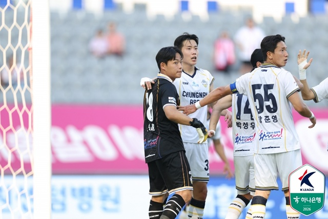페널티킥을 막아낸 충남아산 골키퍼 신송훈(왼쪽). /사진=한국프로축구연맹 제공