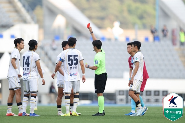 경고 누적 퇴장을 당한 충남아산 김주성(왼쪽). /사진=한국프로축구연맹 제공