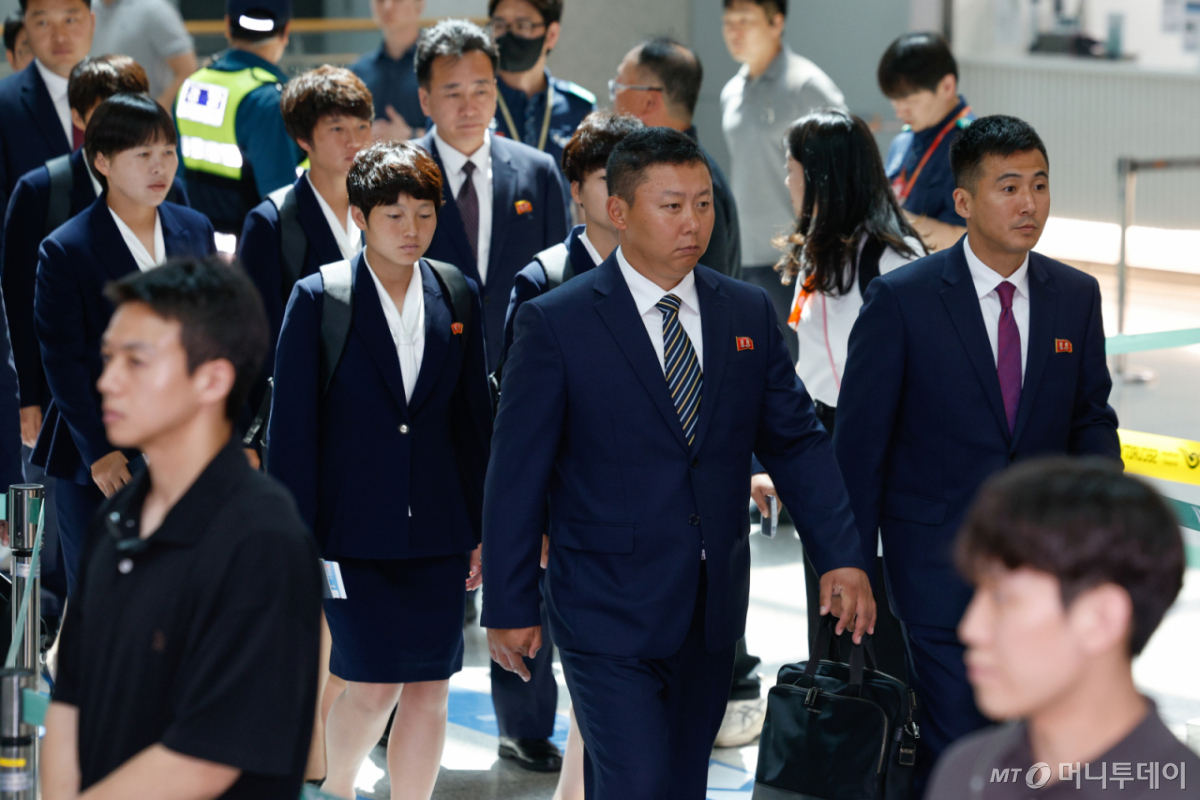[인천공항=뉴시스] 황준선 기자 = 2025~2026시즌 아시아축구연맹(AFC) 여자 챔피언스리그(AWCL) 출전을 위해 방남했던 북한 내고향여자축구단 선수들이 24일 오후 인천국제공항 1터미널을 통해 출국하고 있다. (공동취재) 2026.05.24. 