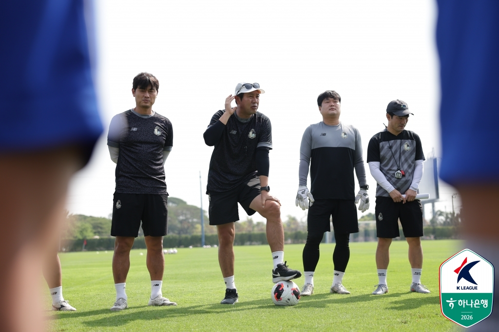 팀 훈련 중 김도균 감독의 모습. /사진=한국프로축구연맹 제공