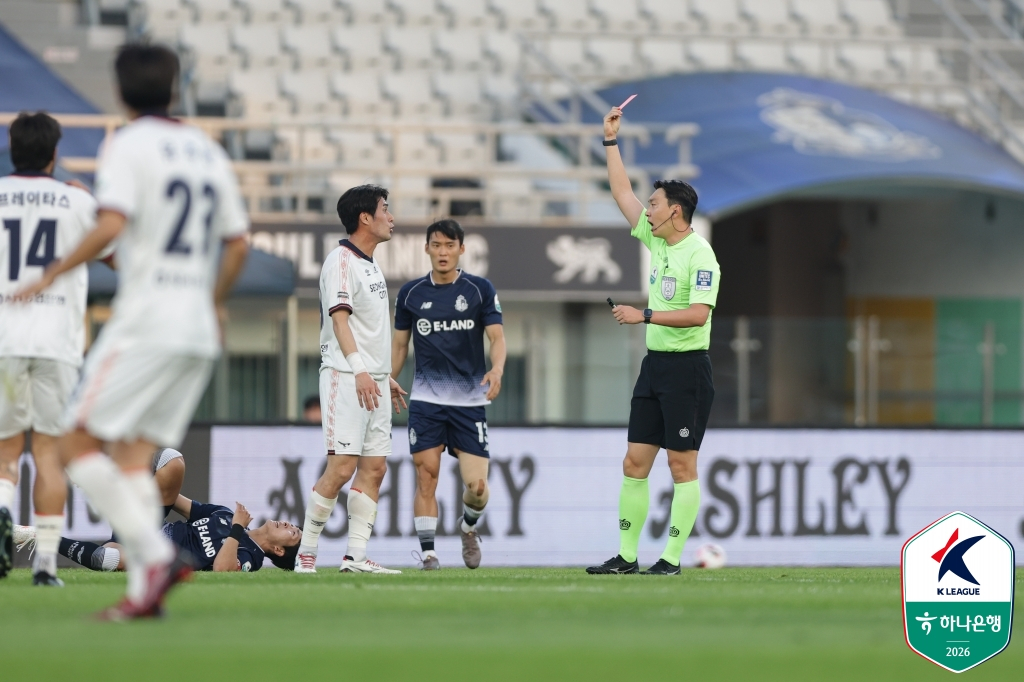 레드카드를 받는 박수빈. /사진=한국프로축구연맹 제공