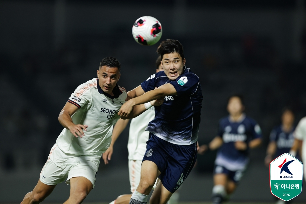 베니시오(왼쪽)와 박재용. /사진=한국프로축구연맹 제공
