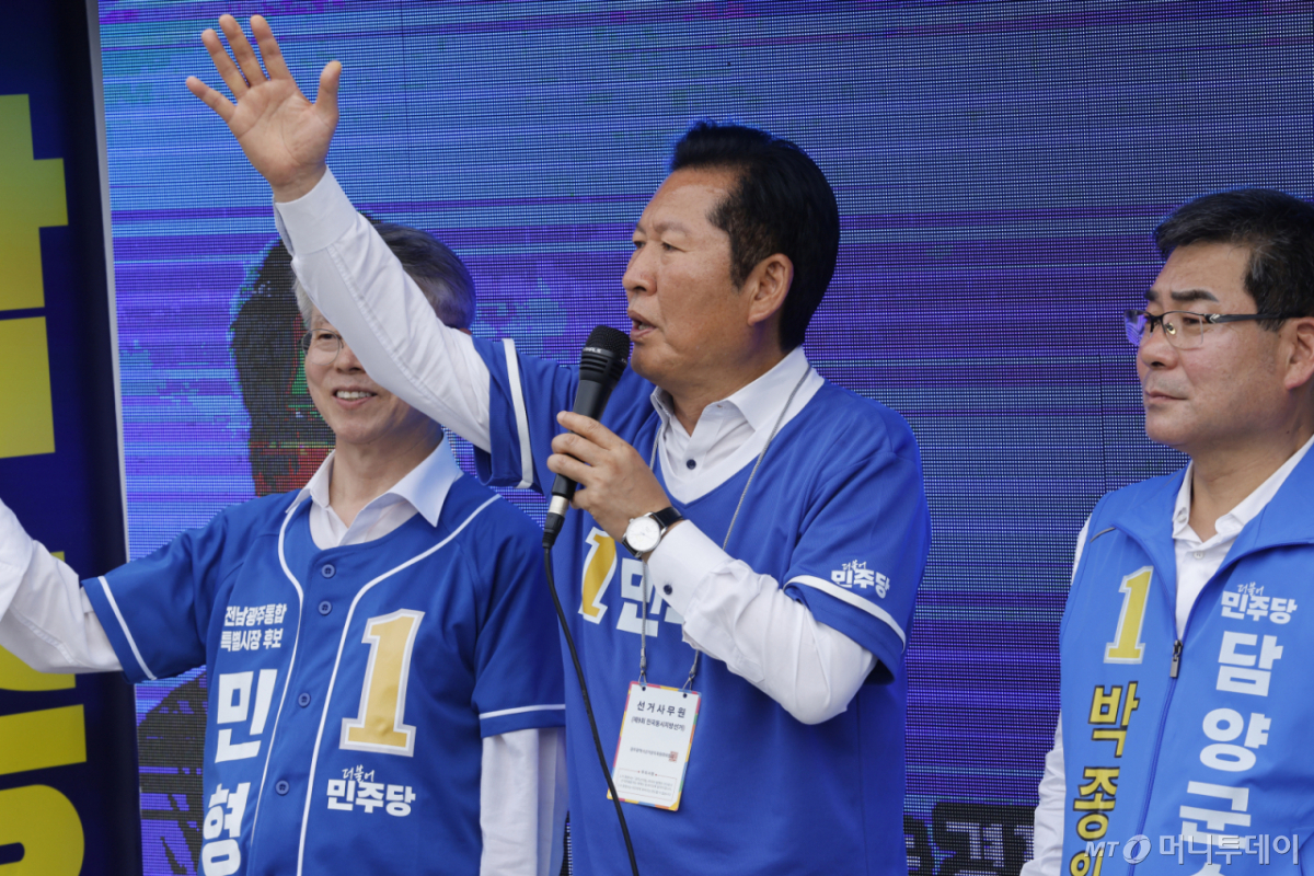 (담양=뉴스1) 김태성 기자 = 정청래 더불어민주당 대표가 24일 오후 전남 담양군 버스터미널 앞에서 민형배 전남광주특별시장 후보, 박종원 담양군수 후보와 함께 지지를 호소하고 있다. 2026.5.24/뉴스1 Copyright © 뉴스1. All rights reserved. 무단 전재 및 재배포, AI학습 이용 금지. /사진=(담양=뉴스1) 김태성 기자