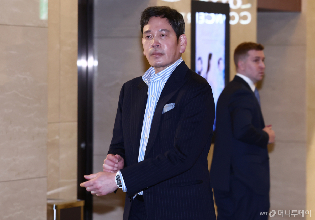 (서울=뉴스1) 김민지 기자 = 정용진 신세계그룹 회장이 29일 오후 서울 송파구 롯데콘서트홀에서 열린 부인 한지희씨의 데뷔 앨범 발매 기념 콘서트에 참석해 내빈들을 맞이하기 위해 기다리고 있다. 2026.4.29/뉴스1 Copyright © 뉴스1. All rights reserved. 무단 전재 및 재배포, AI학습 이용 금지. /사진=(서울=뉴스1) 김민지 기자