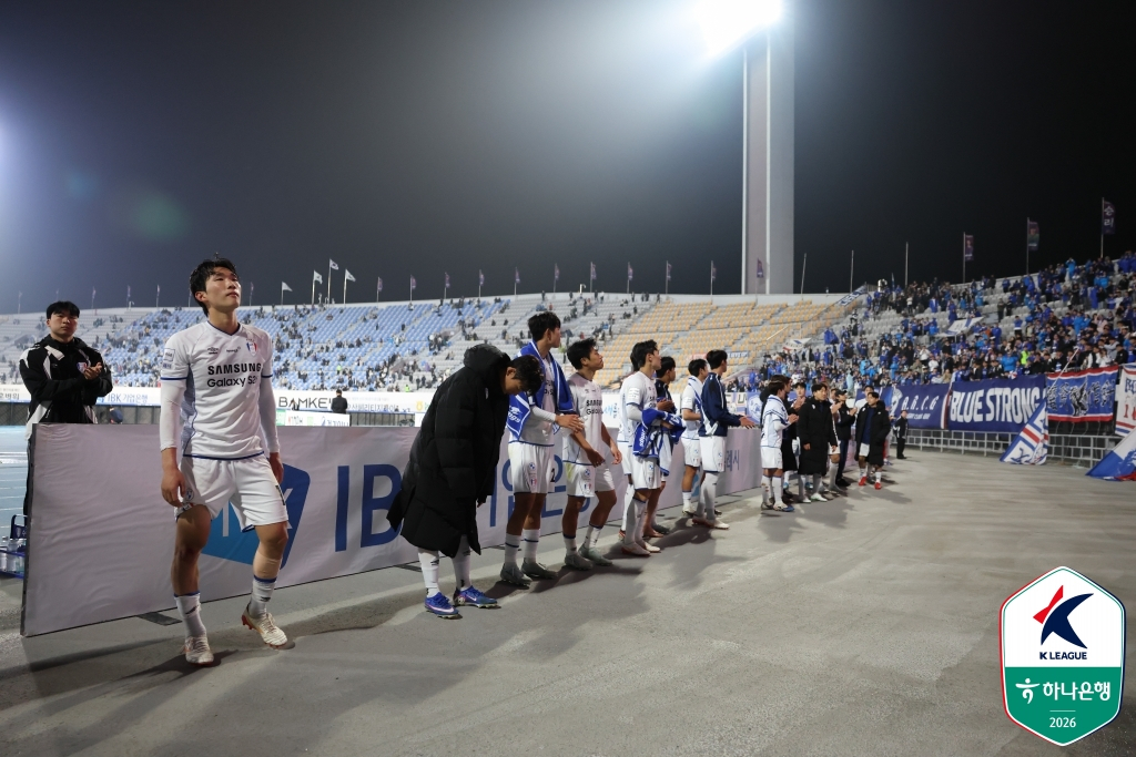 수원FC전 패배 후 수원 삼성 선수단. /사진=한국프로축구연맹 제공