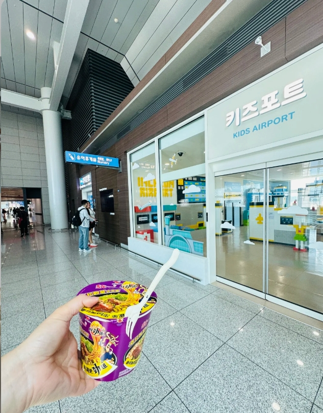 한 이용자는 "공항 편의점에서는 뜨거운 물을 제공하지 않는다"며 "인천공항 수유실에서 무료로 뜨거운 물을 받을 수 있다. 라면을 드시고 싶으시면 꼭 수유실에 들러달라"고 조언했다. 편의점과 수유실 위치를 상세히 소개한 게시물도 있다.  /사진=샤오홍슈