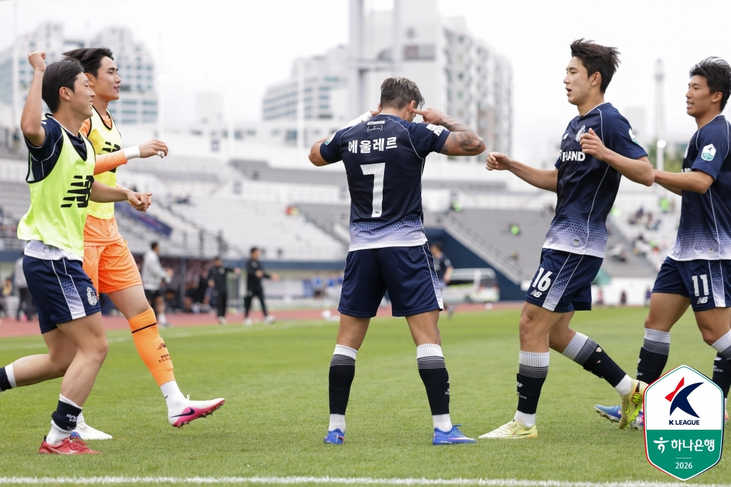 에울레르가 동료들과 함께 골 세리머니를 즐기고 있다. /사진=한국프로축구연맹 제공