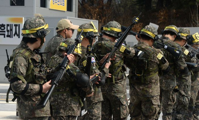 경기 포천시 한 야산에서 예비군 훈련을 받던 20대 남성이 심정지로 숨진 가운데, 같은 사단에서 훈련받았다는 유튜버가 사단 측 안전관리 체계가 부실했다는 주장을 내놨다. 사진은 자료사진. /사진=뉴시스