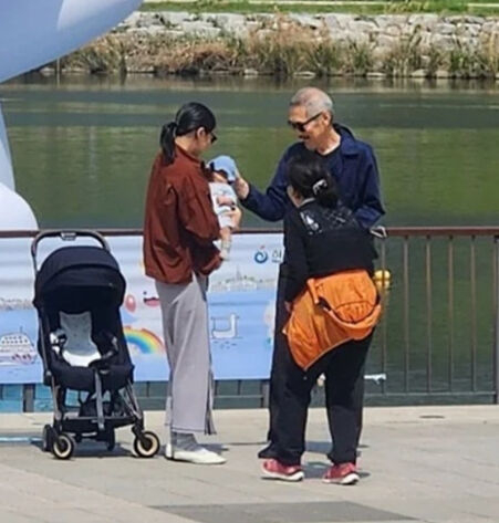 지난 4월 경기 하남 미사 호수공원에서 홍상수 감독과 배우 김민희가 한 차례 목격됐었다. /사진=온라인 커뮤니티
