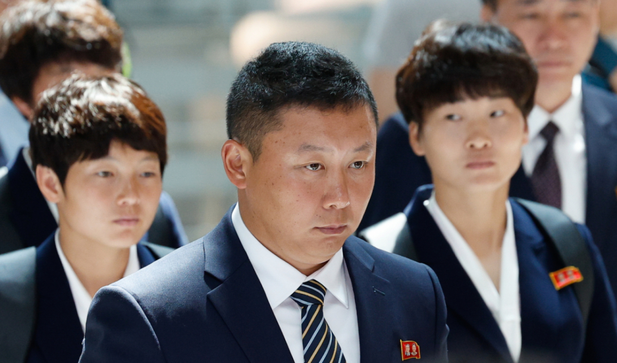 (인천공항=뉴스1) 안은나 기자 = 북한 내고향여자축구단 리유일 감독과 김경영, 김혜영이 24일 오후 인천국제공항 1터미널에서 중국 베이징으로 출국하기 위해 이동하고 있다. 내고향축구단은 2025-2026 아시아축구연맹(AFC) 여자 챔피언스리그(AWCL) 결승 도쿄 베르디와의 경기에서 1-0으로 승리해 사상 처음으로 아시아 정상에 올랐다. 2026.5.24/뉴스1 /사진=(인천공항=뉴스1) 안은나 기자