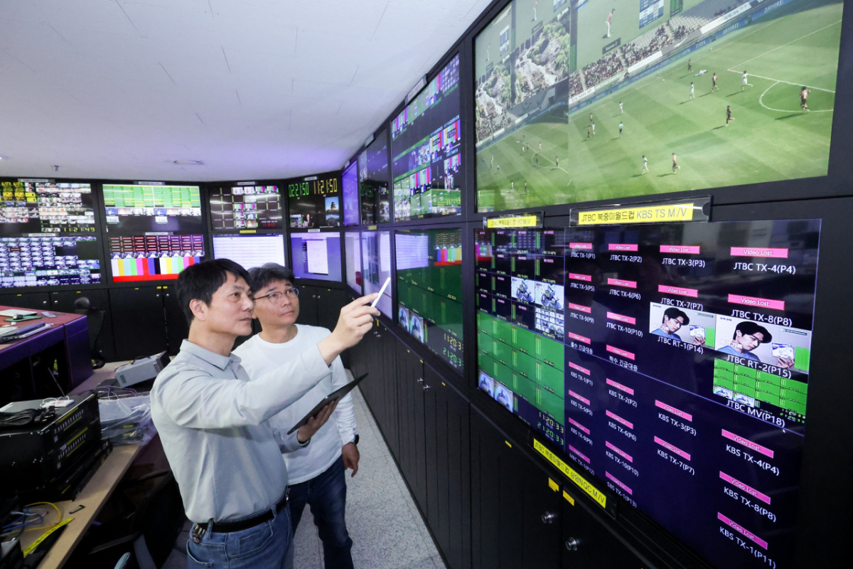 LG유플러스는 오는 6월 11일 2026 FIFA 월드컵 개막을 앞두고, 현장의 생생한 열기를 끊김 없이 전달하기 위해 국제 방송 중계 준비에 매진하고 있다. 사진은 LG유플러스 임직원들이 방송 중계 장비를 테스트하고 있는 모습/사진=LG유플러스