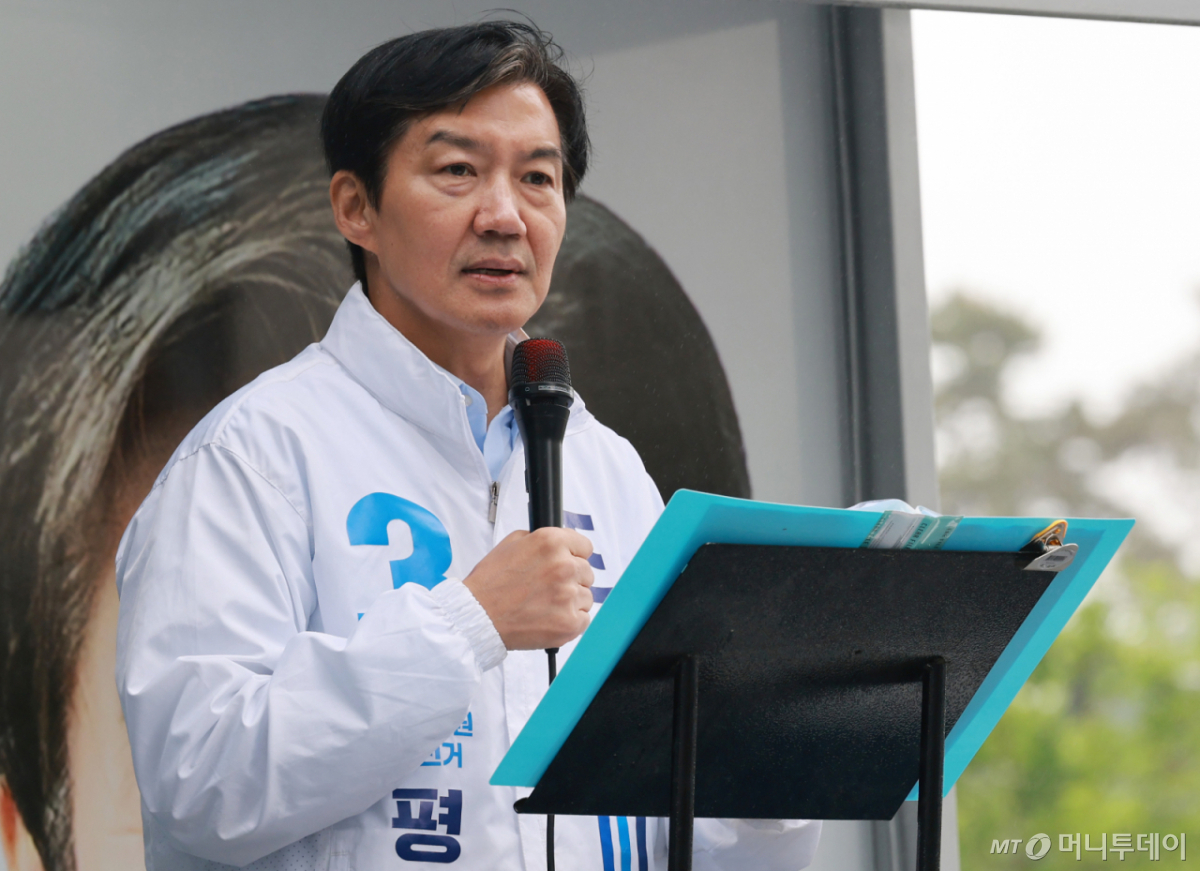 (평택=뉴스1) 임세영 기자 = 조국 조국혁신당 경기평택을 국회의원 재선거 후보가 21일 경기도 평택시 고덕면 KTX 경기남부역사 예정 부지 앞에서 열린 공식선거운동 출정식에서 발언하고 있다. 2026.5.21/뉴스1 Copyright © 뉴스1. All rights reserved. 무단 전재 및 재배포, AI학습 이용 금지. /사진=(평택=뉴스1) 임세영 기자