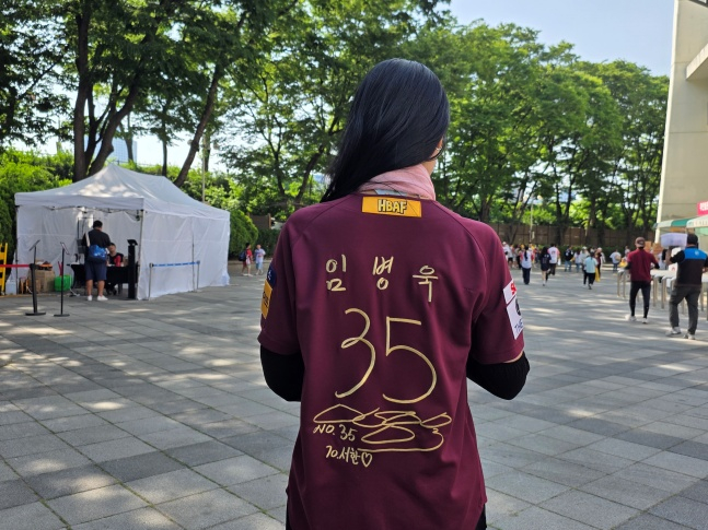 히어로즈팬 김서한 씨가 3년 전 임병욱이 사인해 준 유니폼을 입고 24일 잠실 LG전을 찾았다. /사진=김동윤 기자