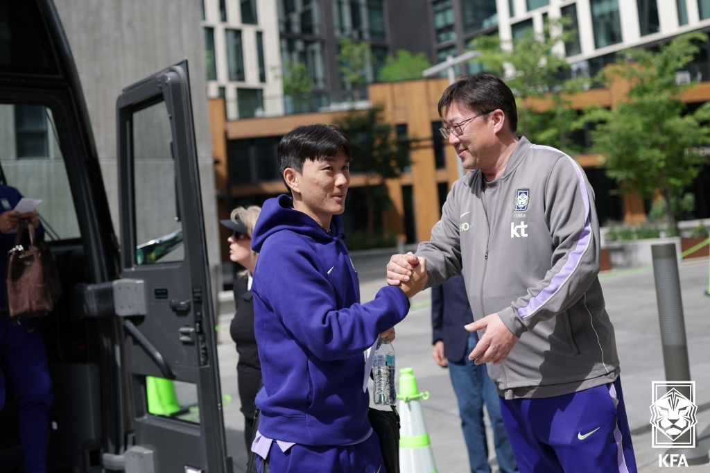홍명보호 후발대로 합류한 황인범(왼쪽). /사진=대한축구협회 제공