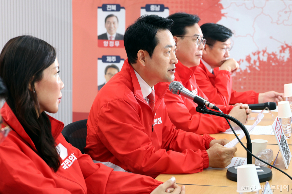 [서울=뉴시스] 조성봉 기자 = 장동혁 국민의힘 대표가 25일 오전 서울 여의도 중앙당사에서 열린 중앙선거대책위원회의에서 발언을 하고 있다.  2026.05.25. suncho21@newsis.com /사진=조성봉