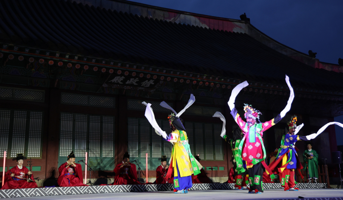 지난 19일 서울 종로구 경복궁 수정전 앞에서 열린 2026 국립국악원 경복궁 야간 상설공연 '소리의 씨앗' 미디어 행사에서 처용무 공연이 펼쳐지고 있다. / 사진 = 뉴스1