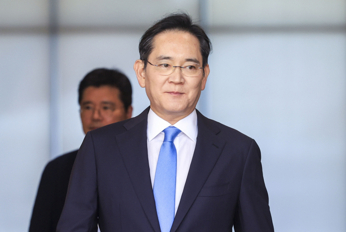 [서울=뉴시스] 정병혁 기자 = 이재용 삼성전자 회장이 16일 서울 강서구 김포국제공항 비즈니스센터로 귀국하고 있다. 2026.05.16. jhope@newsis.com /사진=정병혁
