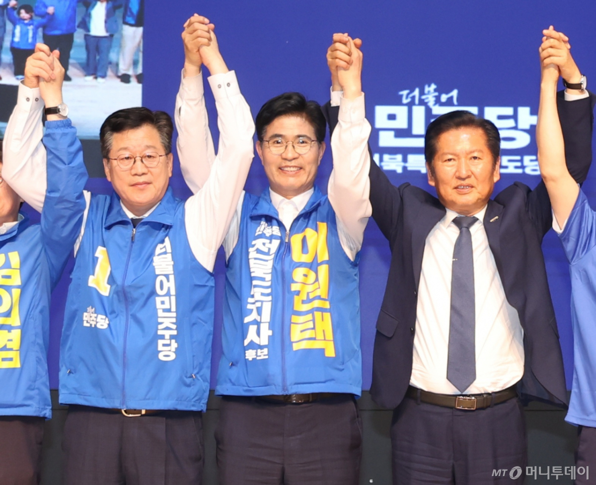 (전주=뉴스1) 유경석 기자 = 정청래 더불어민주당 대표(오른쪽)가 17일 전북 전주시 전주대학교 JJ아트홀에서 열린 더불어민주당 전북특별자치도당 선거대책위원회 발대식에 참석해 기념촬영을 하고 있다. 2026.5.17/뉴스1 Copyright © 뉴스1. All rights reserved. 무단 전재 및 재배포, AI학습 이용 금지. /사진=(전주=뉴스1) 유경석 기자