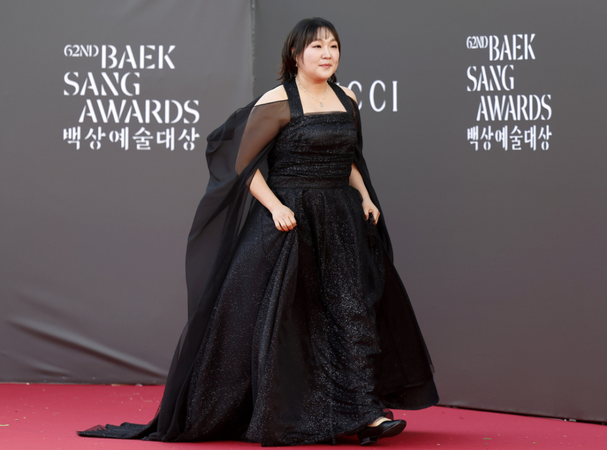 개그우먼 이수지가 시부상을 당했다고 25일 밝혔다. 사진은 이수지가 지난 8일 오후 서울 강남구 코엑스에서 열린 제62회 백상예술대상에서 레드카펫을 밟고 있는 모습. /사진=뉴시스