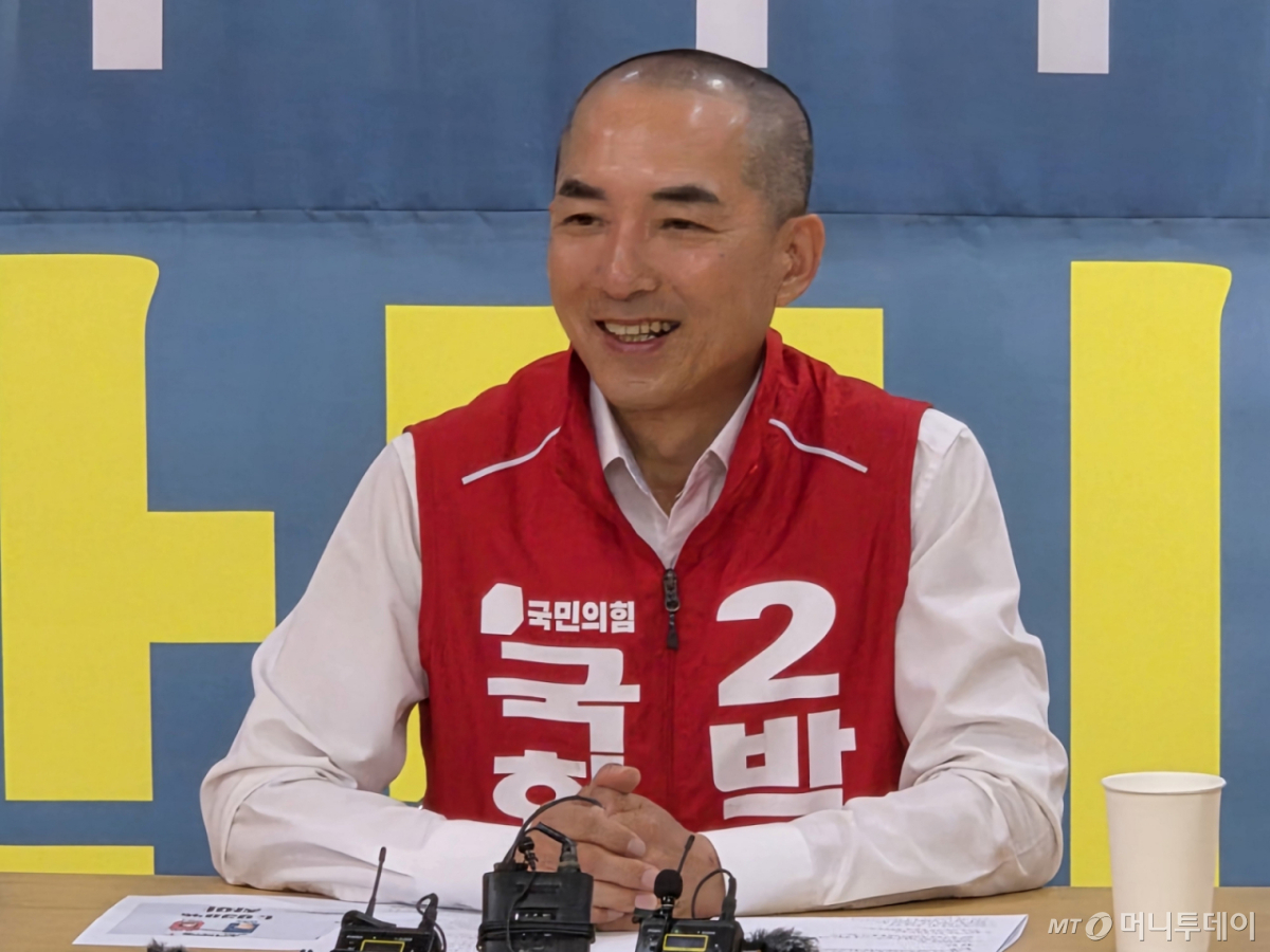 (부산=뉴스1) 임순택 기자 = 박민식 국민의힘 부산 북구갑 후보가 25일 부산 선거사무소에서 진행된 기자 간담회에서 최근 발표된 여론조사의 신뢰성에 강한 의문을 제기하고 있다. 2026.5.25/뉴스1 Copyright © 뉴스1. All rights reserved. 무단 전재 및 재배포, AI학습 이용 금지. /사진=(부산=뉴스1) 임순택 기자