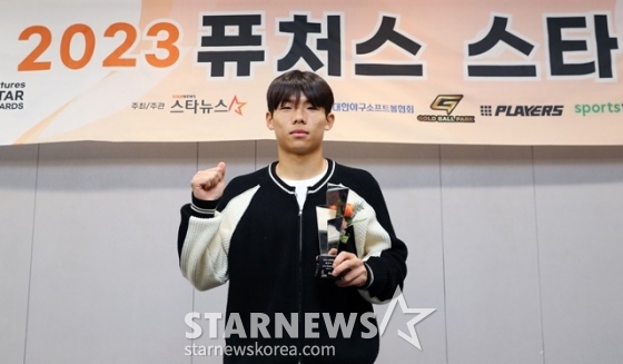 서울 영등포공고 손승민이 서울 종로구 광화문 빌딩에서 진행된 글로벌 스포츠·연예 콘텐츠 미디어 스타뉴스 주최 '2023 퓨처스 스타대상'에서 축구 스타대상을 수상한 뒤 소감을 말하고 있다. /사진=김창현 기자