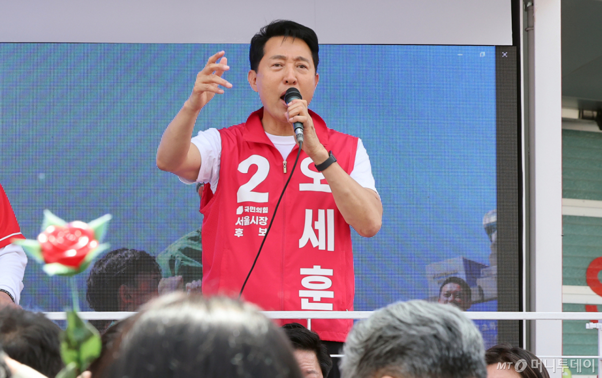 (서울=뉴스1) 김진환 기자 = 오세훈 국민의힘 서울시장 후보가 25일 서울 도봉구 홈플러스 방학점 앞에서 지지를 호소하고 있다. 2026.5.25/뉴스1  Copyright © 뉴스1. All rights reserved. 무단 전재 및 재배포,  AI학습 이용 금지. /사진=(서울=뉴스1) 김진환 기자