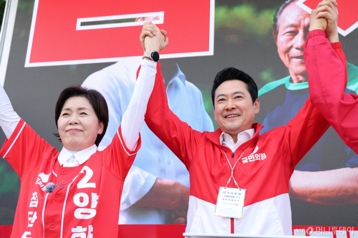 (안양=뉴스1) 신웅수 기자 = 장동혁 국민의힘 대표가 22일 경기 안양시 범계사거리에서 시민들에게 양향자 경기도지사 후보 지지를 호소하고 있다. 2026.5.22/뉴스1 Copyright © 뉴스1. All rights reserved. 무단 전재 및 재배포, AI학습 이용 금지. /사진=(안양=뉴스1) 신웅수 기자