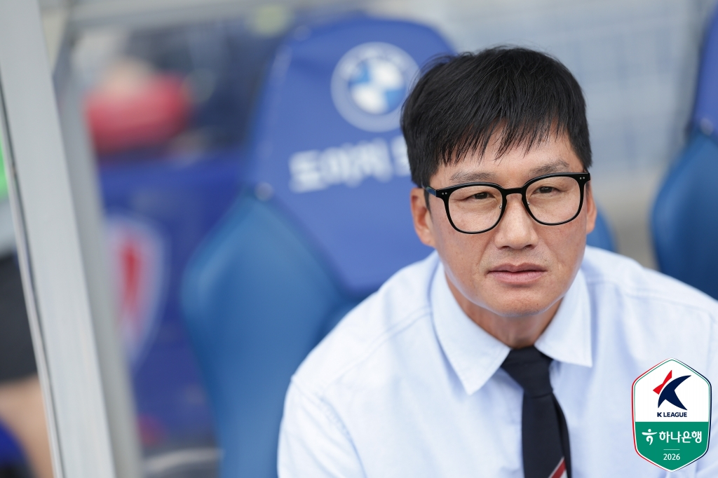 이정효 수원 삼성 감독이 25일 오후 4시 30분 수원월드컵경기장에서 열린 하나은행 K리그2 2026 13라운드 경기를 지켜보고 있다. /사진=한국프로축구연맹 제공