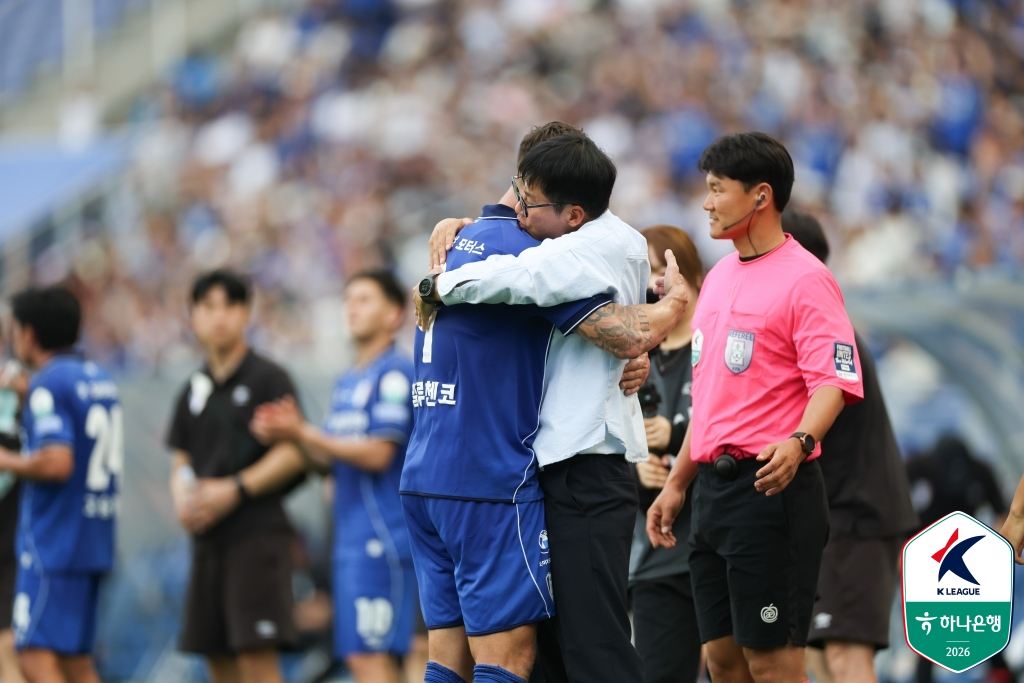 이정효 수원 삼성 감독이 25일 오후 4시 30분 수원월드컵경기장에서 열린 하나은행 K리그2 2026 13라운드 경기를 지켜보고 있다. /사진=한국프로축구연맹 제공
